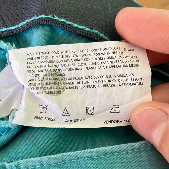 Women’s size 10 Gloria Vanderbilt gently used blue capri pants with elastic - Picture 5 of 6